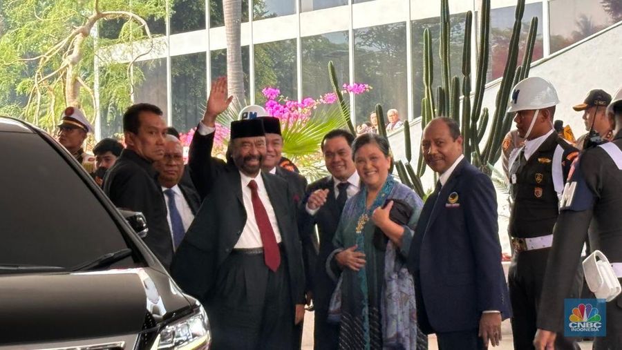 Ketua umum partai NasDem, Surya Paloh tiba jelang Sidang Tahunan MPR dan Sidang Bersama DPR RI-DPD RI di gedung DPR/MPR RI, Jakarta, Jumat (16/8/2024). (CNBC Indonesia/Firda Dwi Muliawati)