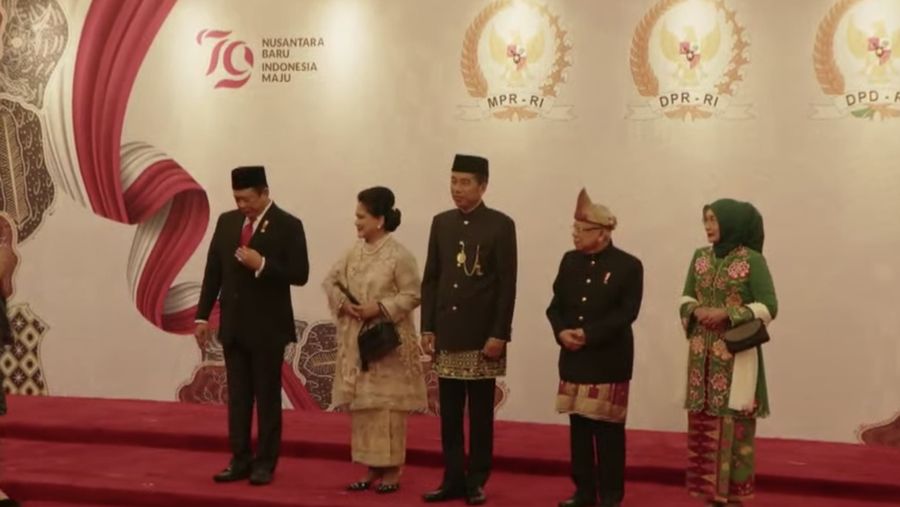 (Kiri-kanan) Ketua Majelis Permusyawaratan Rakyat, Bambang Soesatyo, Ibu Iriana Joko Widodo, Presiden Joko Widodo, Wakil Presiden Ma'aruf Amin, Istri Wakil Presiden Wury Estu Handayani. (Tangkapan Layar Youtube DPR RI)
