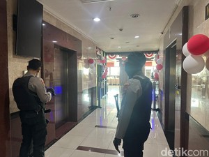 Kantor Biro Kesra Jatim Dijaga Polisi Bersenjata Saat Diubek-ubek KPK