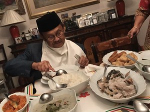 B.J. Habibie Akui Seleranya Unik, Doyan Makanan Asin dan Pahit