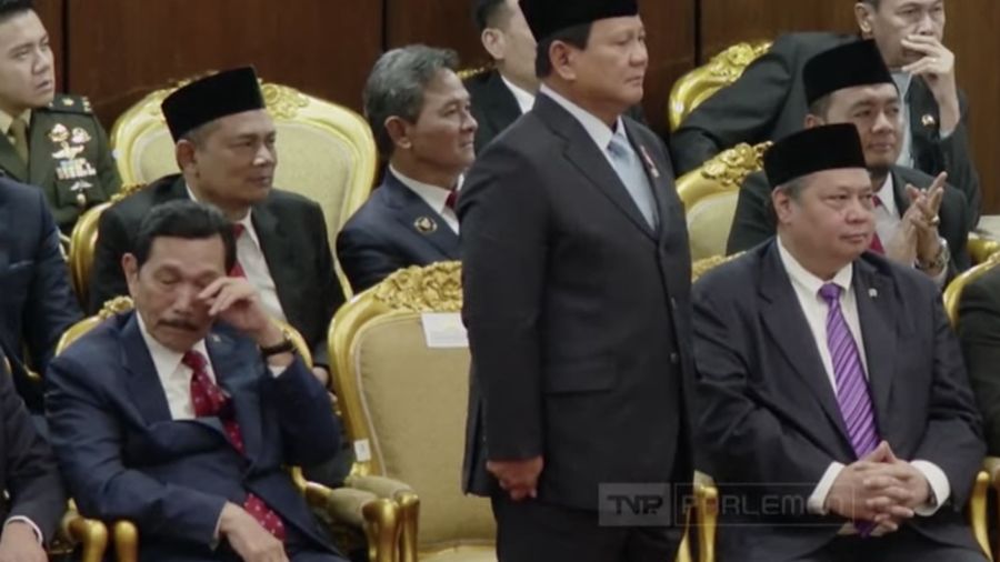 Menko Marves Luhut Binsar Pandjaitan mengusap mata saat Sidang Tahunan MPR dan Sidang Bersama DPR RI-DPD RI di gedung DPR/MPR RI, Jakarta, Jumat (16/8/2024). (Tangkapan Layar Youtube DPR RI)
