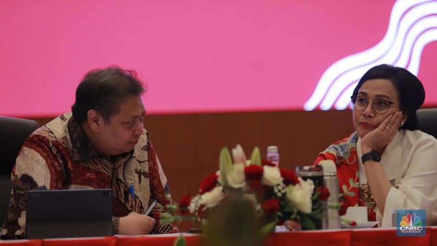 Menko Perekonomian Airlangga Hartarto berbincang dengan Menteri Keuangan RI Sri Mulyani dalam Konferensi Pers Nota Keuangan dan Rancangan Anggaran Pendapatan dan Belanja Negara (RAPBN) 2025 di Kantor Pusat Ditjen Pajak Gatot Subroto, Jakarta, Jumat (16/8/2024).