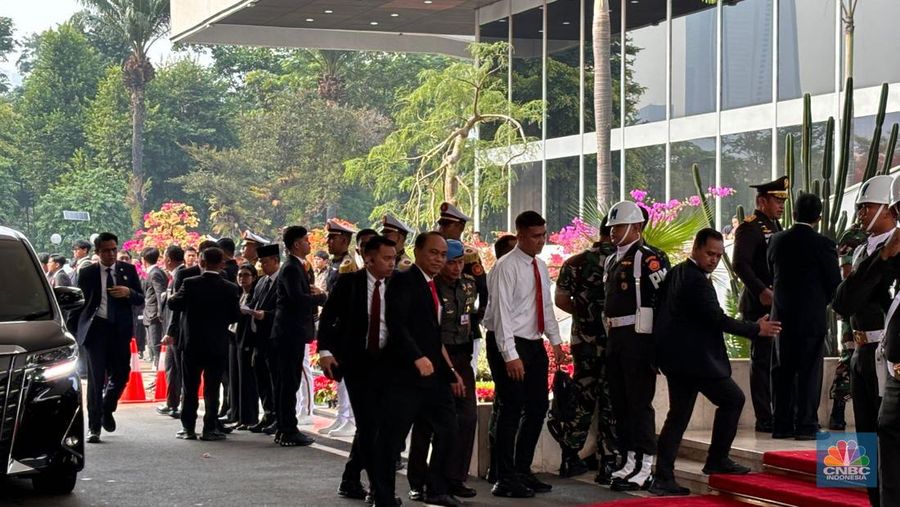 Menkominfo Budi Arie tiba  jelang Sidang Tahunan MPR dan Sidang Bersama DPR RI-DPD RI di gedung DPR/MPR RI, Jakarta, Jumat (16/8/2024). (վ/Firda Dwi Muliawati)