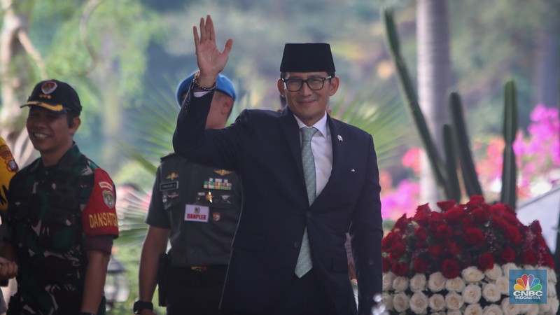 Presiden Joko Widodo (Jokowi) dan Iriana tiba di gedung DPR/MPR RI, Jakarta, Jumat (16/8/2024). (CNBC Indonesia/Faisal Rahman)