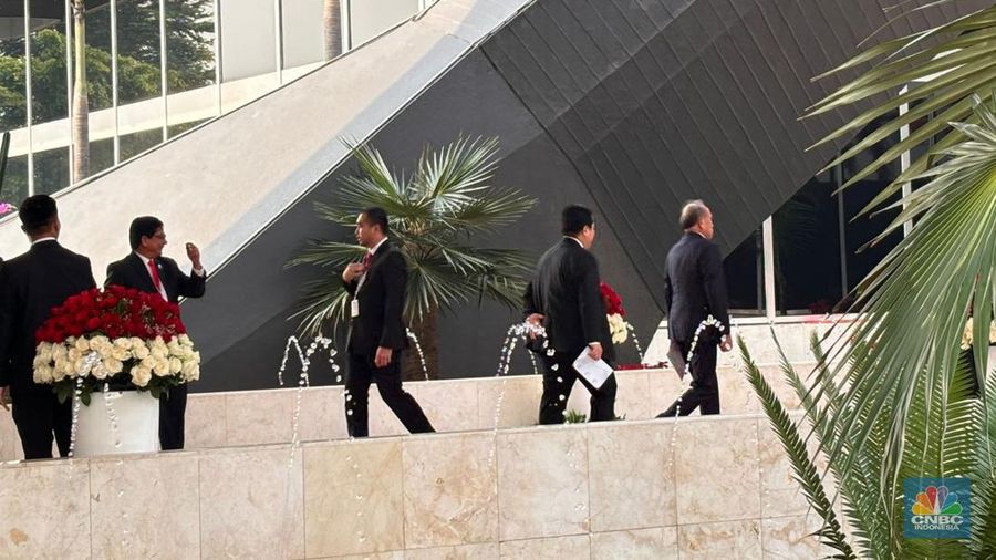 Menteri BUMN Erick Thohir tiba jelang Sidang Tahunan MPR dan Sidang Bersama DPR RI-DPD RI di gedung DPR/MPR RI, Jakarta, Jumat (16/8/2024). (CNBC Indonesia/Firda Dwi Muliawati)