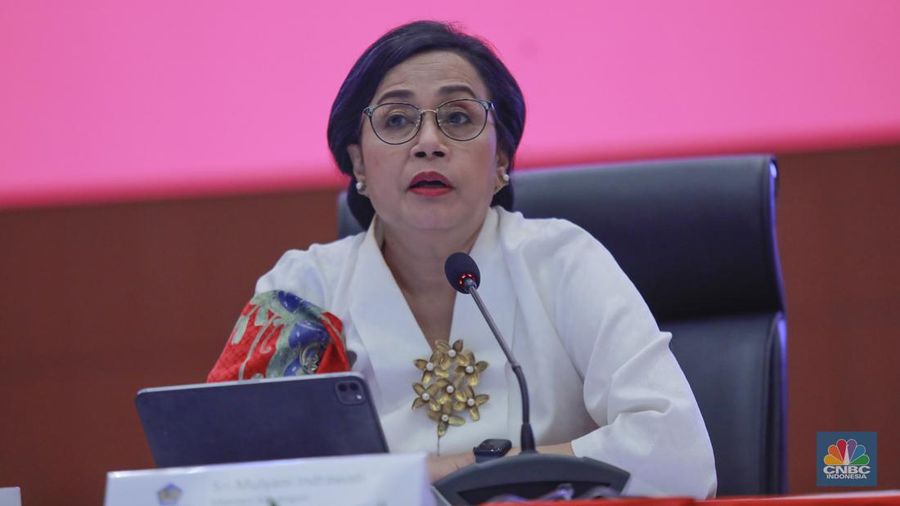 Menteri Keuangan (Menkeu), Sri Mulyani Indrawati dalam Konferensi Pers Nota Keuangan dan Rancangan Anggaran Pendapatan dan Belanja Negara (RAPBN) 2025 di Kantor Kementerian Keuangan, Jakarta, Jumat (16/8/2024). (CNBC Indonesia/Muhammad Sabki)