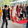 Senyum Manis Sri Mulyani Berkabaya Putih Merah Hadir di DPR