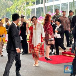 Senyum Manis Sri Mulyani Berkabaya Putih Merah Hadir di DPR