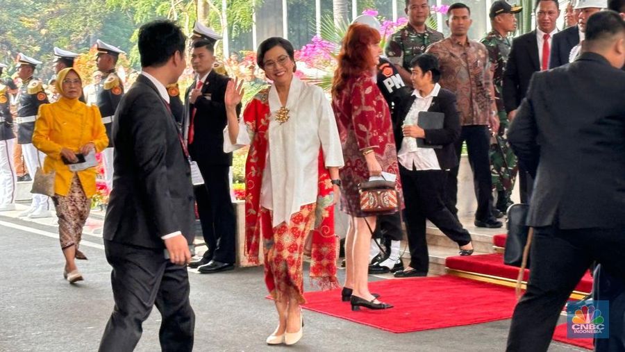 Menteri Keuangan (Menkeu), Sri Mulyani Indrawati melambaikan tangan saat tiba  jelang Sidang Tahunan MPR dan Sidang Bersama DPR RI-DPD RI di gedung DPR/MPR RI, Jakarta, Jumat (16/8/2024).  (CNBC Indonesia/Firda Dwi Muliawati)