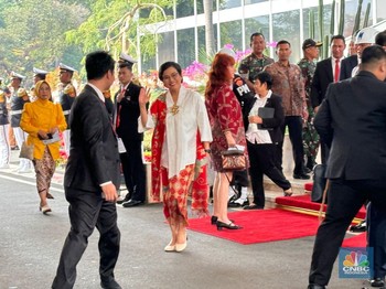 Senyum Manis Sri Mulyani Berkabaya Putih Merah Hadir di DPR