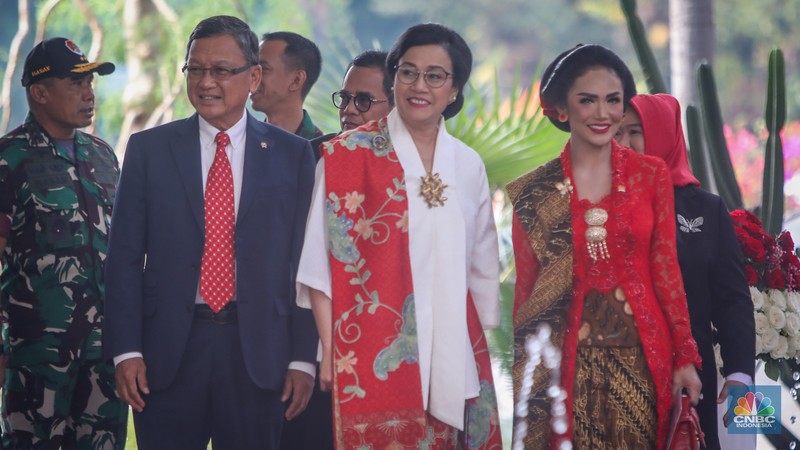 Presiden Joko Widodo (Jokowi) dan Iriana tiba di gedung DPR/MPR RI, Jakarta, Jumat (16/8/2024). (CNBC Indonesia/Faisal Rahman)