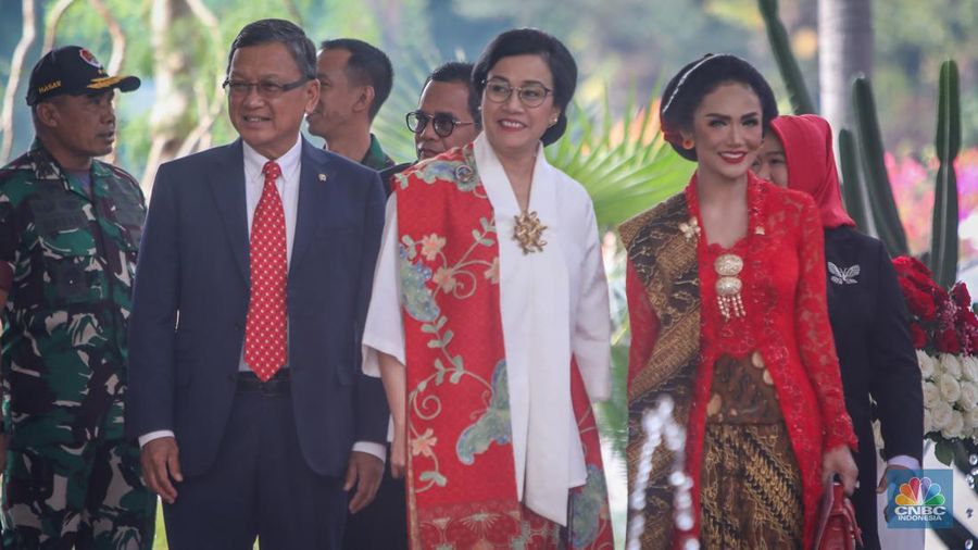Presiden Joko Widodo (Jokowi) dan Iriana tiba di gedung DPR/MPR RI, Jakarta, Jumat (16/8/2024). (CNBC Indonesia/Faisal Rahman)