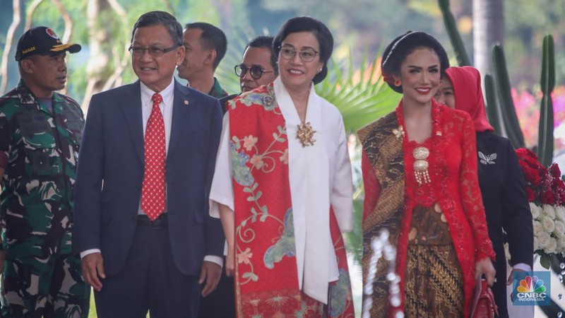 Presiden Joko Widodo (Jokowi) dan Iriana tiba di gedung DPR/MPR RI, Jakarta, Jumat (16/8/2024). (CNBC Indonesia/Faisal Rahman)