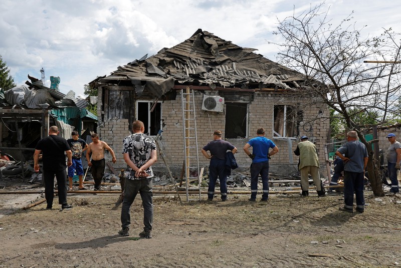 Penduduk setempat berjalan melewati sebuah rumah yang hancur akibat penembakan baru-baru ini, yang oleh otoritas setempat yang dibentuk Rusia disebut sebagai serangan militer Ukraina, selama konflik Rusia-Ukraina di Horlivka (Gorlovka) di wilayah Donetsk, Ukraina yang dikuasai Rusia, 15 Agustus 2024. Penduduk setempat berjalan melewati sebuah rumah yang hancur akibat penembakan baru-baru ini, yang oleh otoritas setempat yang dibentuk Rusia disebut sebagai serangan militer Ukraina, selama konflik Rusia-Ukraina di Horlivka (Gorlovka) di wilayah Donetsk, Ukraina yang dikuasai Rusia, 15 Agustus 2024. (REUTERS/Alexander Ermochenko)
