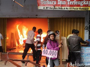 Tangis Histeris Pedagang Pasar Kutoarjo Dagangannya Ludes Dilalap Api