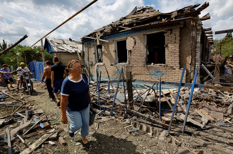 Penduduk setempat berjalan melewati sebuah rumah yang hancur akibat penembakan baru-baru ini, yang oleh otoritas setempat yang dibentuk Rusia disebut sebagai serangan militer Ukraina, selama konflik Rusia-Ukraina di Horlivka (Gorlovka) di wilayah Donetsk, Ukraina yang dikuasai Rusia, 15 Agustus 2024. Penduduk setempat berjalan melewati sebuah rumah yang hancur akibat penembakan baru-baru ini, yang oleh otoritas setempat yang dibentuk Rusia disebut sebagai serangan militer Ukraina, selama konflik Rusia-Ukraina di Horlivka (Gorlovka) di wilayah Donetsk, Ukraina yang dikuasai Rusia, 15 Agustus 2024. (REUTERS/Alexander Ermochenko)