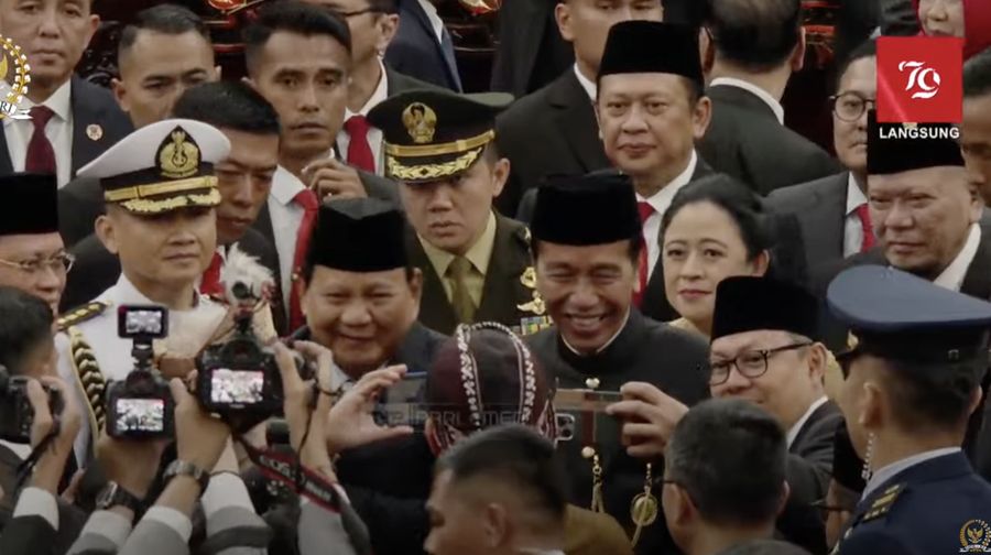 Prabowo dan Jokowi dalam acara memberikan salam kepada Presiden Joko Widodo saat dalam Sidang Tahunan MPR dan Sidang Bersama DPR RI-DPD RI di gedung DPR/MPR RI, Jakarta, Jumat (16/8/2024). (Tangkapan Layar Youtube DPR RI)