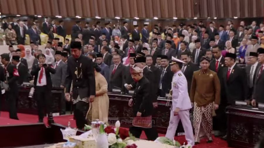 Presiden Joko Widodo dan Wakil Presiden Ma'aruf Amin memasuki ruang Sidang Tahunan MPR dan Sidang Bersama DPR RI-DPD RI di gedung DPR/MPR RI, Jakarta, Jumat (16/8/2024). (Tangkapan Layar Youtube DPR RI)