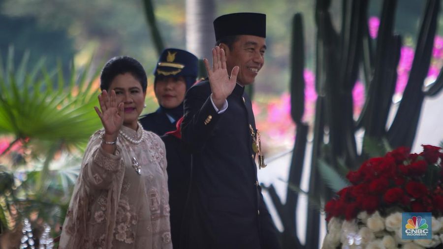 Presiden Joko Widodo (Jokowi) dan Iriana tiba di gedung DPR/MPR RI, Jakarta, Jumat (16/8/2024). (CNBC Indonesia/Faisal Rahman)