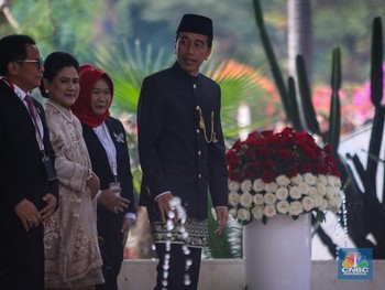 Pakai Baju Adat Bangsawan Betawi, Ini Pesan Jokowi untuk Jakarta