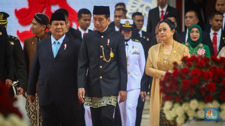 Presiden Joko Widodo (Jokowi) didampingi Menteri Pertahanan (Menhan), Prabowo Subianto dan Ketua DPR RI, Puan Maharani berjalan meniggalkan gedung Nusantara di kompleks Parlemen, Senayan, Jakarta, Jumat (16/8/2024). (CNBC Indonesia/Faisal Rahman)