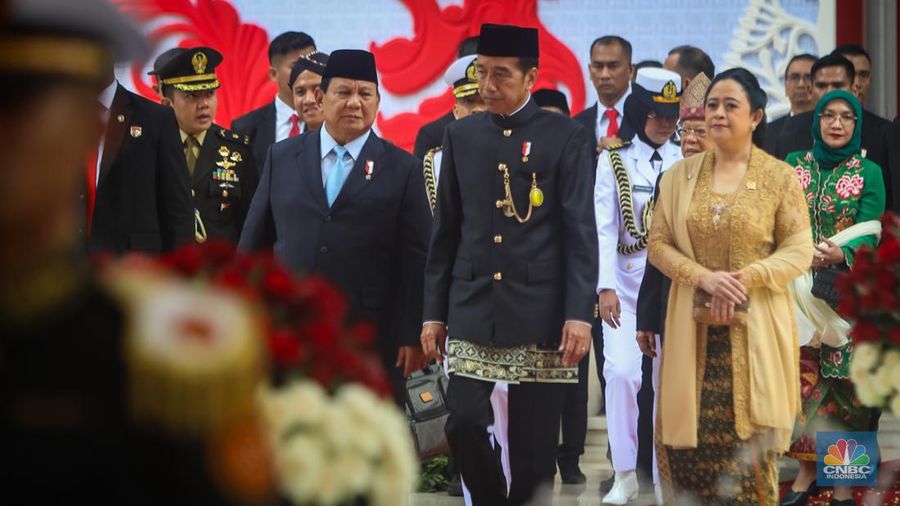 Presiden Joko Widodo (Jokowi) didampingi Menteri Pertahanan (Menhan), Prabowo Subianto dan Ketua DPR RI, Puan Maharani berjalan meniggalkan gedung Nusantara di kompleks Parlemen, Senayan, Jakarta, Jumat (16/8/2024). (CNBC Indonesia/Faisal Rahman)