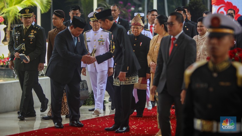 Presiden Joko Widodo (Jokowi) didampingi Menteri Pertahanan (Menhan), Prabowo Subianto dan Ketua DPR RI, Puan Maharani berjalan meniggalkan gedung Nusantara di kompleks Parlemen, Senayan, Jakarta, Jumat (16/8/2024). (CNBC Indonesia/Faisal Rahman)