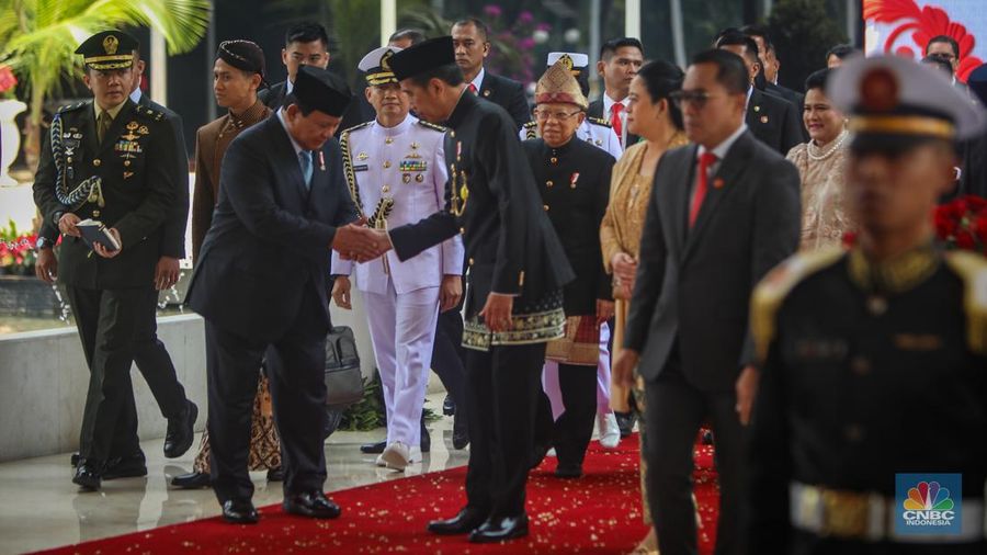 Presiden Joko Widodo (Jokowi) didampingi Menteri Pertahanan (Menhan), Prabowo Subianto dan Ketua DPR RI, Puan Maharani berjalan meniggalkan gedung Nusantara di kompleks Parlemen, Senayan, Jakarta, Jumat (16/8/2024). (CNBC Indonesia/Faisal Rahman)