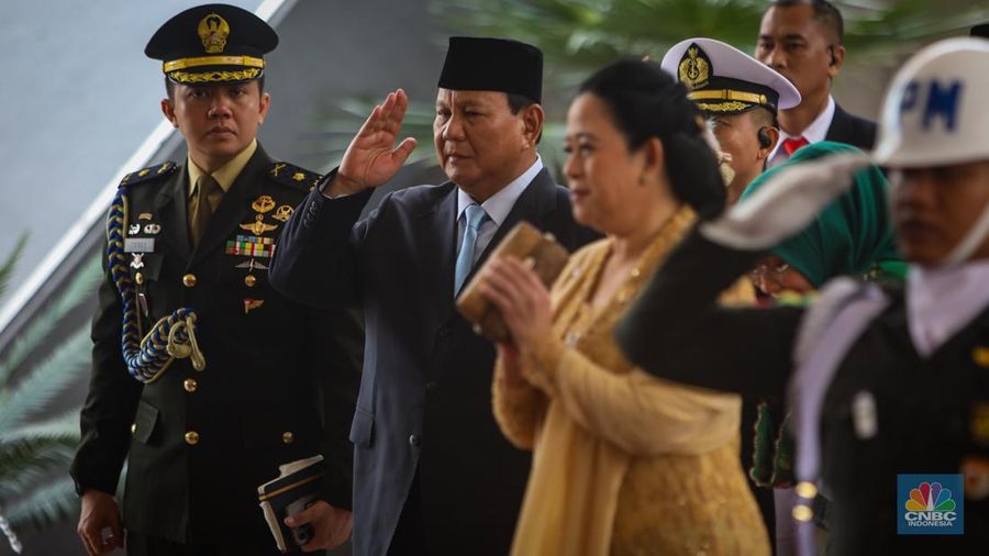 Presiden Joko Widodo (Jokowi) didampingi Menteri Pertahanan (Menhan), Prabowo Subianto dan Ketua DPR RI, Puan Maharani berjalan meniggalkan gedung Nusantara di kompleks Parlemen, Senayan, Jakarta, Jumat (16/8/2024). (CNBC Indonesia/Faisal Rahman)