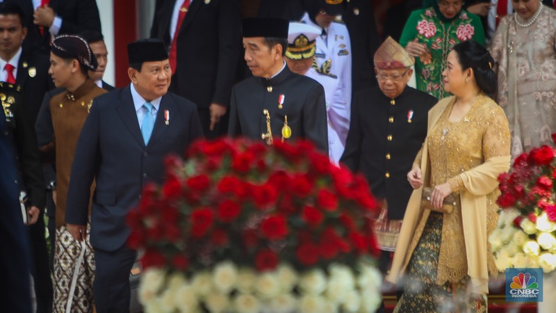 Presiden Joko Widodo (Jokowi) didampingi Menteri Pertahanan (Menhan), Prabowo Subianto dan Ketua DPR RI, Puan Maharani berjalan meniggalkan gedung Nusantara di kompleks Parlemen, Senayan, Jakarta, Jumat (16/8/2024). (CNBC Indonesia/Faisal Rahman)
