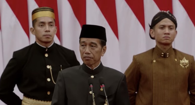 Presiden terpilih Prabowo Subianto berdiri memberikan salam kepada Presiden Joko Widodo saat dalam Sidang Tahunan MPR dan Sidang Bersama DPR RI-DPD RI di gedung DPR/MPR RI, Jakarta, Jumat (16/8/2024). (Tangkapan Layar Youtube DPR RI)