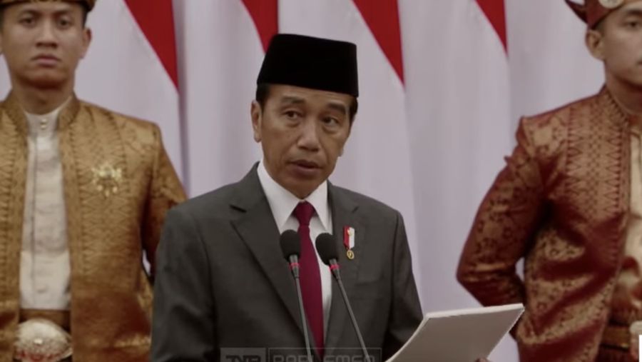 Presiden Joko Widodo saat memberikan pidato dalam Sidang Tahunan MPR dan Sidang Bersama DPR RI-DPD RI di gedung DPR/MPR RI, Jakarta, Jumat (16/8/2024). (Tangkapan Layar Youtube DPR RI)