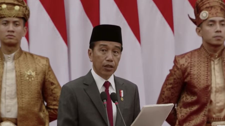 Presiden Joko Widodo saat memberikan pidato dalam Sidang Tahunan MPR dan Sidang Bersama DPR RI-DPD RI di gedung DPR/MPR RI, Jakarta, Jumat (16/8/2024). (Tangkapan Layar Youtube DPR RI)