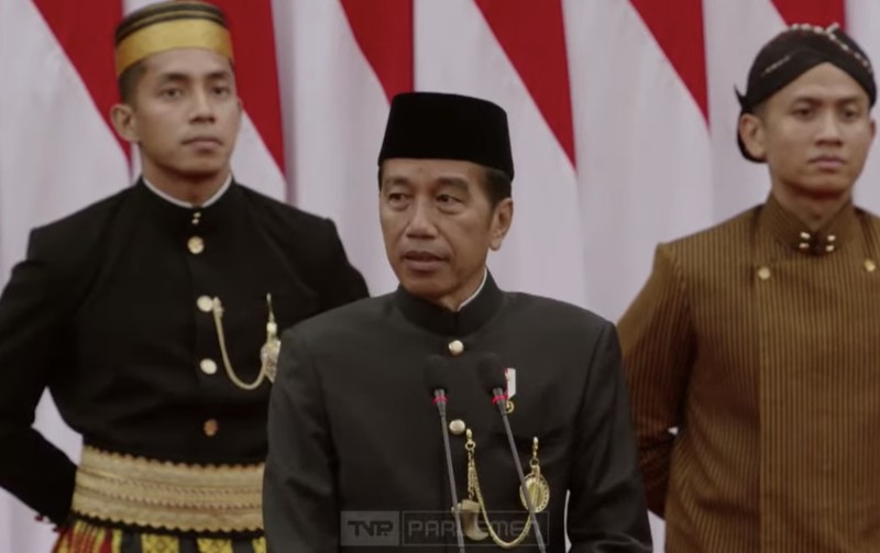 Presiden terpilih Prabowo Subianto berdiri memberikan salam kepada Presiden Joko Widodo saat dalam Sidang Tahunan MPR dan Sidang Bersama DPR RI-DPD RI di gedung DPR/MPR RI, Jakarta, Jumat (16/8/2024). Presiden terpilih Prabowo Subianto berdiri memberikan salam kepada Presiden Joko Widodo saat dalam Sidang Tahunan MPR dan Sidang Bersama DPR RI-DPD RI di gedung DPR/MPR RI, Jakarta, Jumat (16/8/2024). (Tangkapan Layar Youtube DPR RI)
