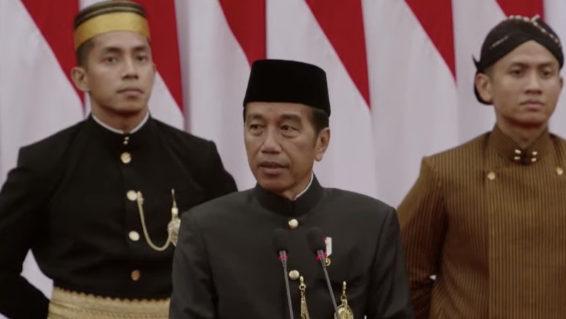 Presiden terpilih Prabowo Subianto berdiri memberikan salam kepada Presiden Joko Widodo saat dalam Sidang Tahunan MPR dan Sidang Bersama DPR RI-DPD RI di gedung DPR/MPR RI, Jakarta, Jumat (16/8/2024). (Tangkapan Layar Youtube DPR RI)