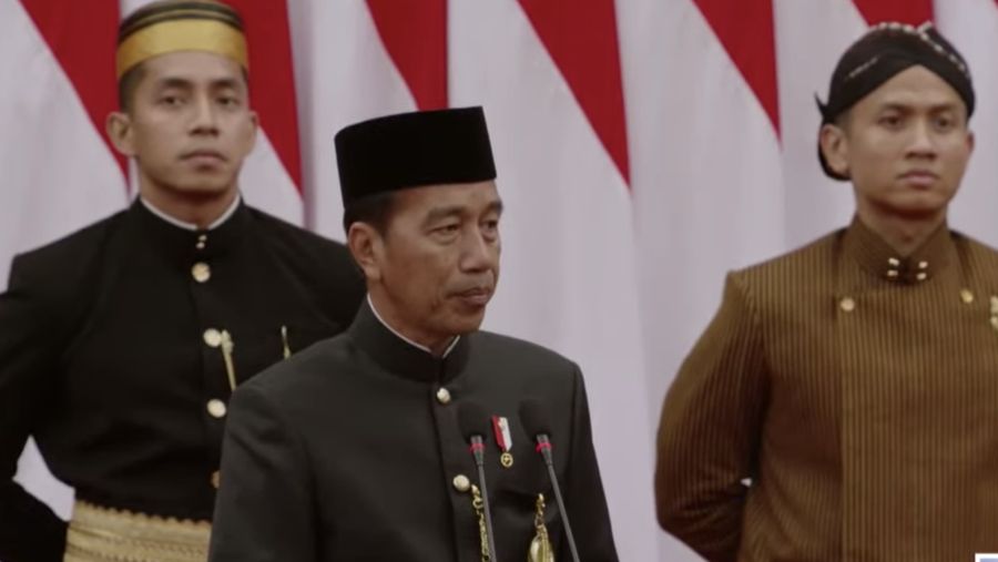 Presiden Joko Widodo saat memberikan pidato Sidang Tahunan MPR dan Sidang Bersama DPR RI-DPD RI di gedung DPR/MPR RI, Jakarta, Jumat (16/8/2024). (Tangkapan Layar Youtube DPR RI)