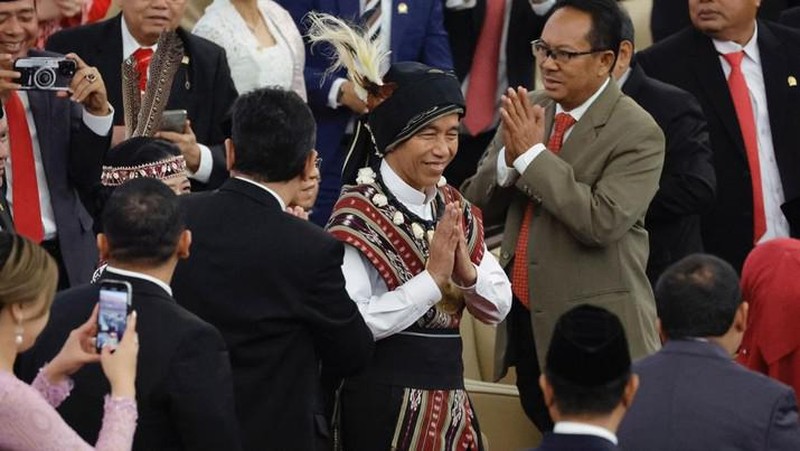 Presiden Joko Widodo mengenakan baju adat Sasak Nusa Tenggara Barat (NTB) saat pidato kenegaraan Sidang Bersama DPD-DPR di di Gedung Nusantara, Kompleks Parlemen, Senayan, Jakarta, Jumat (16/8/2019). (Reuters/Willy Kurniawan)
