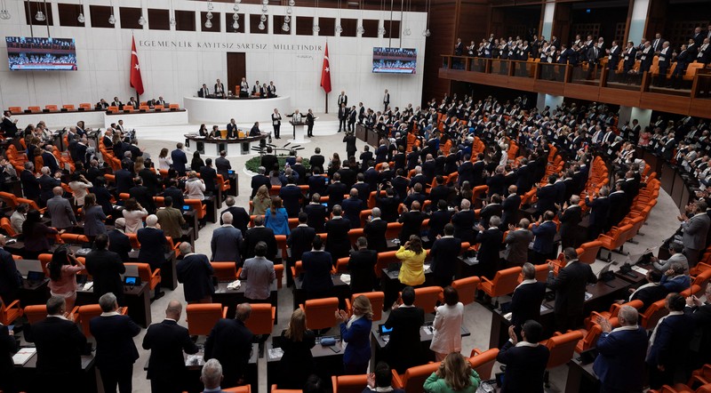 Anggota parlemen Turki terlibat baku hantam saat sidang membahas kekebalan atau imunitas aktivis hak asasi manusia Can Atalay pada Jumat (16/8). (REUTERS/Cagla Gurdogan)