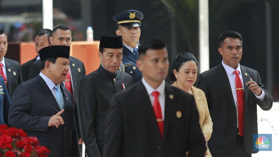 Presiden RI Joko Widodo didampingi Presiden terpilih Prabowo Subianto dan Ketua DPR RI Puan Maharani usai menghadiri sidang tahunan DPR/MPR RI, di Kompleks Parlemen Senayan, Jakarta, Jumat, (16/8/2024). (CNBC Indonesia/Muhammad Sabki)