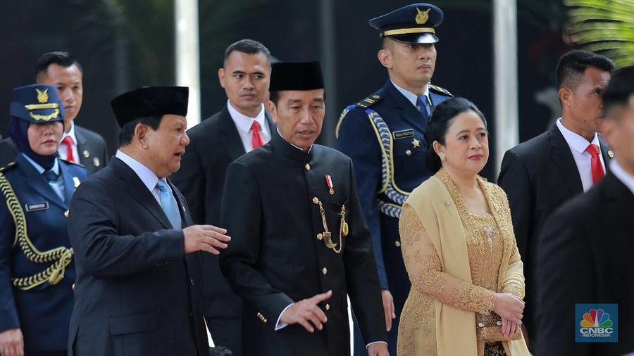 Presiden RI Joko Widodo didampingi Presiden terpilih Prabowo Subianto dan Ketua DPR RI Puan Maharani usai menghadiri sidang tahunan DPR/MPR RI, di Kompleks Parlemen Senayan, Jakarta, Jumat, (16/8/2024). (CNBC Indonesia/Muhammad Sabki)