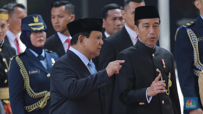 Presiden RI Joko Widodo didampingi Presiden terpilih Prabowo Subianto dan Ketua DPR RI Puan Maharani usai menghadiri sidang tahunan DPR/MPR RI, di Kompleks Parlemen Senayan, Jakarta, Jumat, (16/8/2024). (CNBC Indonesia/Muhammad Sabki)