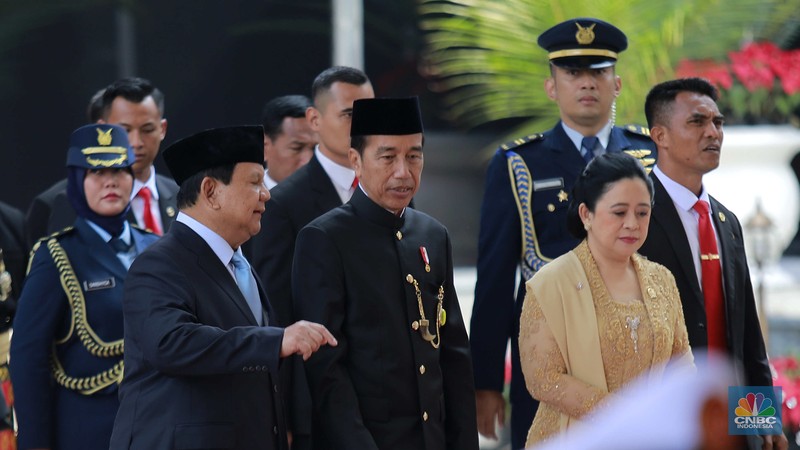 Presiden Joko Widodo (Jokowi) didampingi Menteri Pertahanan (Menhan), Prabowo Subianto dan Ketua DPR RI, Puan Maharani berjalan meniggalkan gedung Nusantara di kompleks Parlemen, Senayan, Jakarta, Jumat (16/8/2024). (CNBC Indonesia/Faisal Rahman) Presiden Joko Widodo (Jokowi) didampingi Menteri Pertahanan (Menhan), Prabowo Subianto dan Ketua DPR RI, Puan Maharani berjalan meniggalkan gedung Nusantara di kompleks Parlemen, Senayan, Jakarta, Jumat (16/8/2024). (CNBC Indonesia/Faisal Rahman)