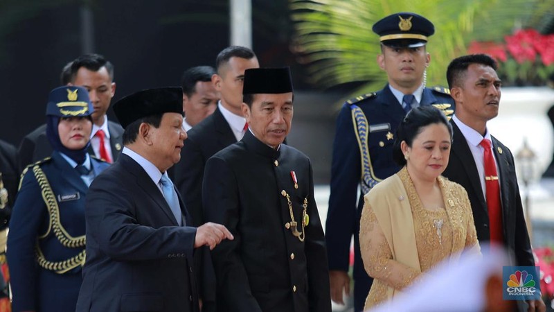 Presiden Joko Widodo (Jokowi) didampingi Menteri Pertahanan (Menhan), Prabowo Subianto dan Ketua DPR RI, Puan Maharani berjalan meniggalkan gedung Nusantara di kompleks Parlemen, Senayan, Jakarta, Jumat (16/8/2024). (CNBC Indonesia/Faisal Rahman)