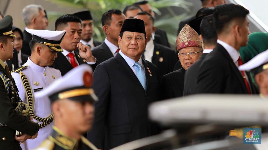 Presiden terpilih Prabowo Subianto berbincang dengan Wakil Presiden RI Maruf Amin usai menghadiri sidang tahunan DPR/MPR RI, di Kompleks Parlemen Senayan, Jakarta, Jumat, (16/8/2024). (CNBC Indonesia/Muhammad Sabki)