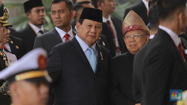 Presiden terpilih Prabowo Subianto berbincang dengan Wakil Presiden RI Maruf Amin usai menghadiri sidang tahunan DPR/MPR RI, di Kompleks Parlemen Senayan, Jakarta, Jumat, (16/8/2024). (CNBC Indonesia/Muhammad Sabki)