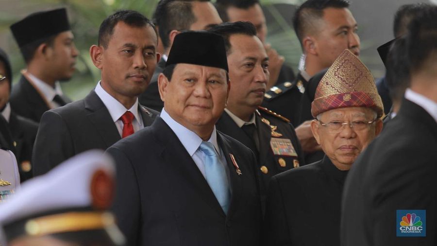 Presiden terpilih Prabowo Subianto berbincang dengan Wakil Presiden RI Maruf Amin usai menghadiri sidang tahunan DPR/MPR RI, di Kompleks Parlemen Senayan, Jakarta, Jumat, (16/8/2024). (²©²ÊÍøÕ¾/Muhammad Sabki)