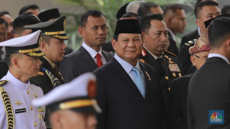 Presiden terpilih Prabowo Subianto berbincang dengan Wakil Presiden RI Maruf Amin usai menghadiri sidang tahunan DPR/MPR RI, di Kompleks Parlemen Senayan, Jakarta, Jumat, (16/8/2024). (CNBC Indonesia/Muhammad Sabki)