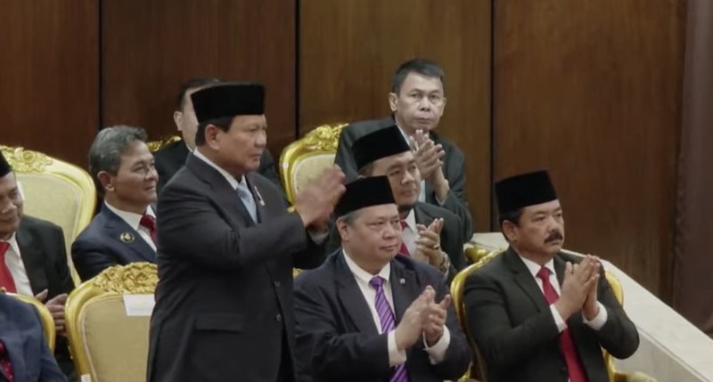 Presiden terpilih Prabowo Subianto berdiri memberikan salam kepada Presiden Joko Widodo saat dalam Sidang Tahunan MPR dan Sidang Bersama DPR RI-DPD RI di gedung DPR/MPR RI, Jakarta, Jumat (16/8/2024). Presiden terpilih Prabowo Subianto berdiri memberikan salam kepada Presiden Joko Widodo saat dalam Sidang Tahunan MPR dan Sidang Bersama DPR RI-DPD RI di gedung DPR/MPR RI, Jakarta, Jumat (16/8/2024). (Tangkapan Layar Youtube DPR RI)