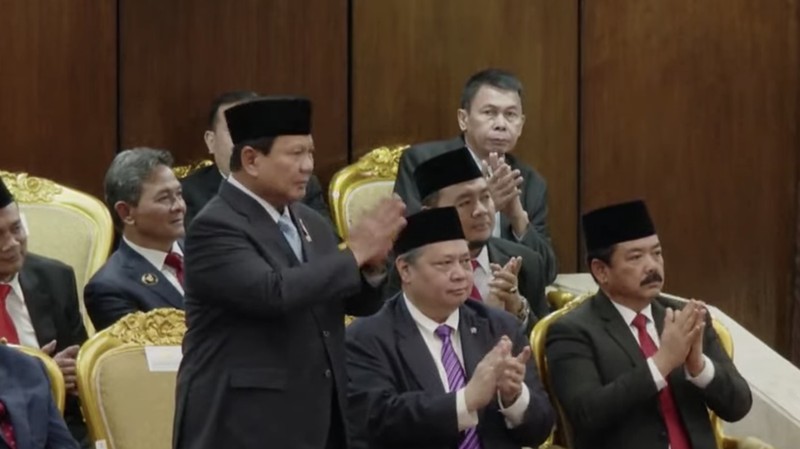 Presiden terpilih Prabowo Subianto berdiri memberikan salam kepada Presiden Joko Widodo saat dalam Sidang Tahunan MPR dan Sidang Bersama DPR RI-DPD RI di gedung DPR/MPR RI, Jakarta, Jumat (16/8/2024). (Tangkapan Layar Youtube DPR RI)