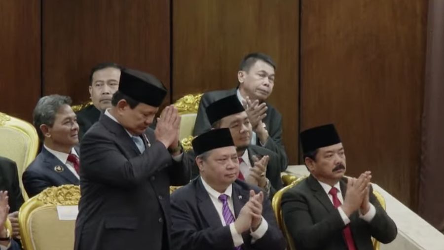 Presiden terpilih Prabowo Subianto berdiri memberikan salam kepada Presiden Joko Widodo saat dalam Sidang Tahunan MPR dan Sidang Bersama DPR RI-DPD RI di gedung DPR/MPR RI, Jakarta, Jumat (16/8/2024). (Tangkapan Layar Youtube DPR RI)